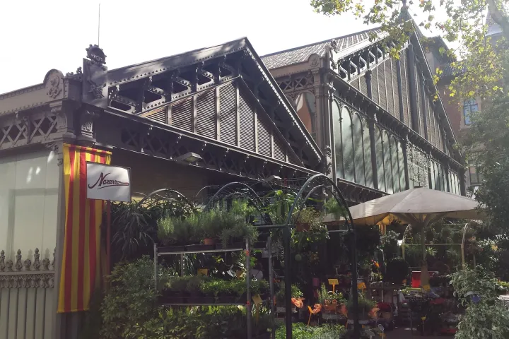 Die Blumenhändler unter dem Außenvordach des Mercat de la Concepció, Pflanzen und Blumen auf dem Gehweg