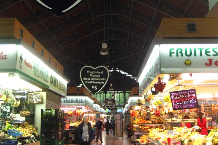 Die Obst- und Gemüseallee des Mercat de la Concepció, Schilder Fruites und Verdures über den Ständen