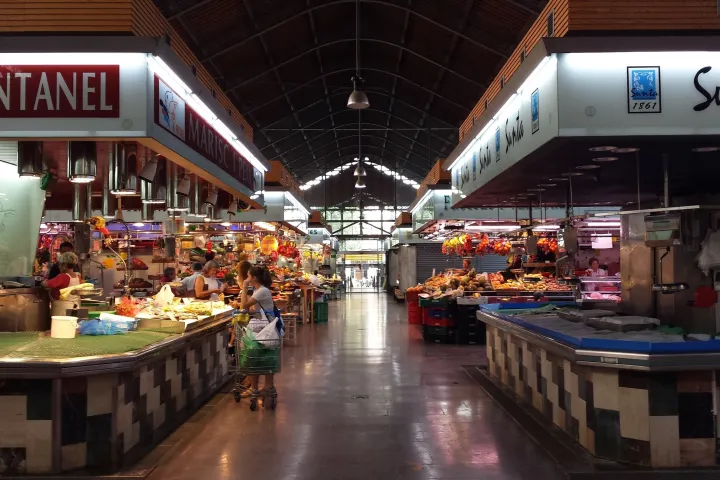 Die Marmortheken der Fischhändler im Mercat de la Concepció, der zentrale Gang und seine Stände