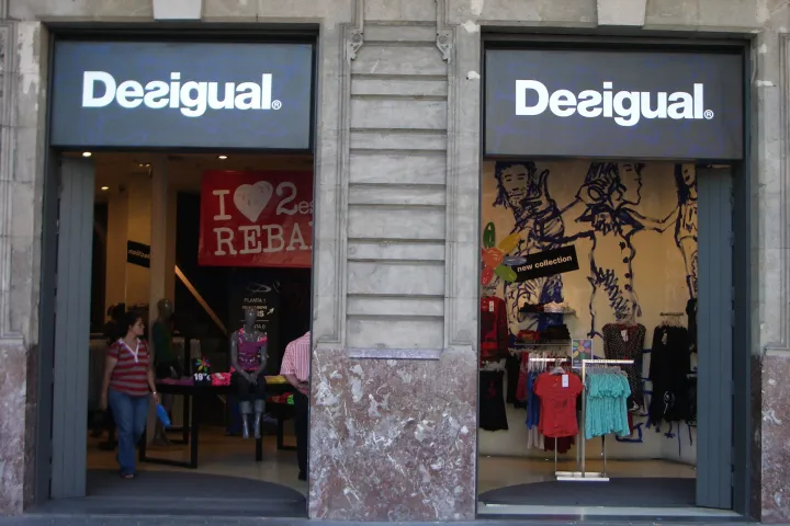 Fachada de Desigual, con dos grandes escaparates enmarcados en piedra.