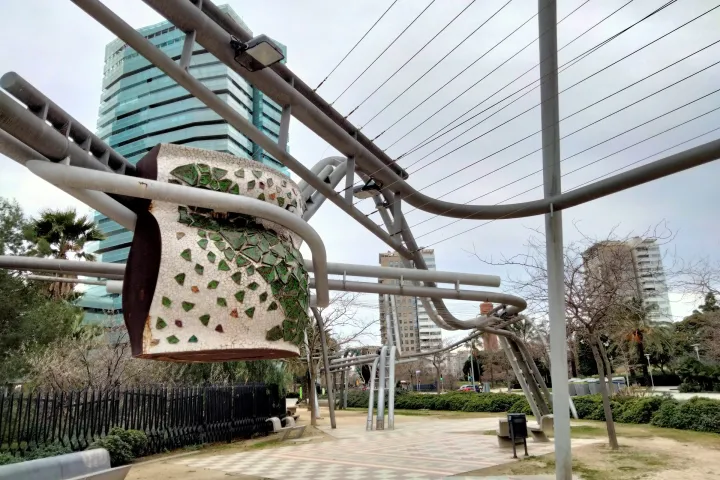Las estructuras tubulares del Parque de Diagonal Mar, con los edificios de la Illa del Mar al fondo
