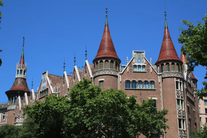 As torres cônicas e os frontões de tijolo da Casa de les Punxes, na Dreta de l'Eixample