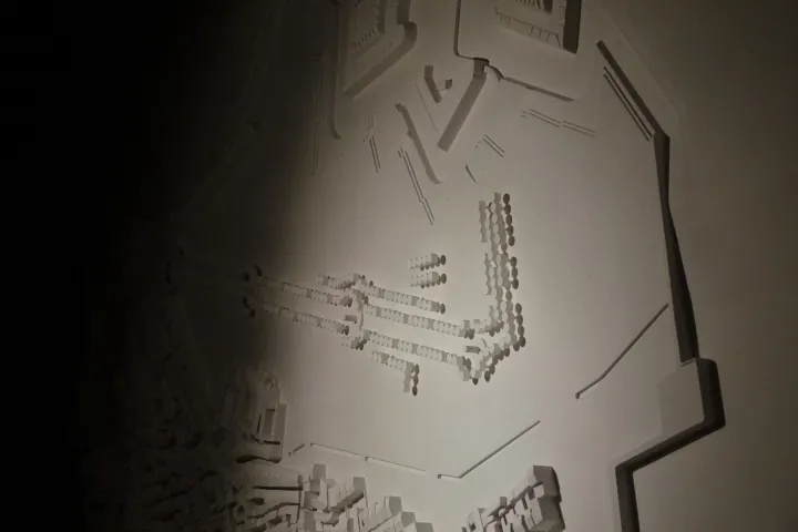 Ein weißes Modell des Viertels La Ribera und der Befestigungen von Barcelona zu Beginn des 18. Jahrhunderts