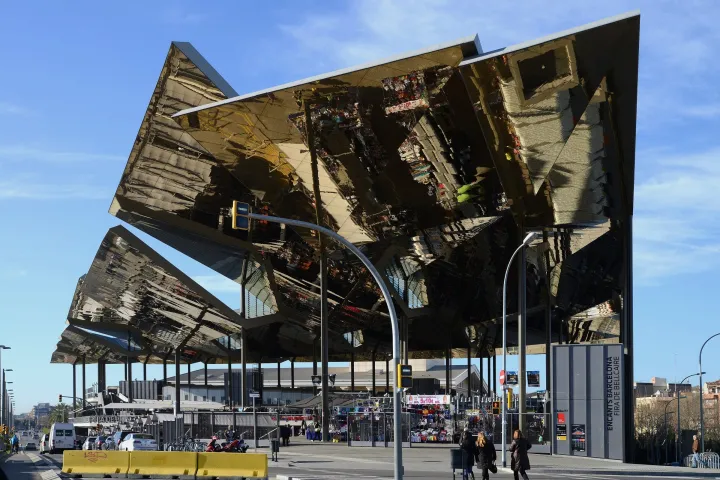 Die Spiegelkanzel des Mercat dels Encants, die die darunter aufgestellten Flohmarktstände reflektiert