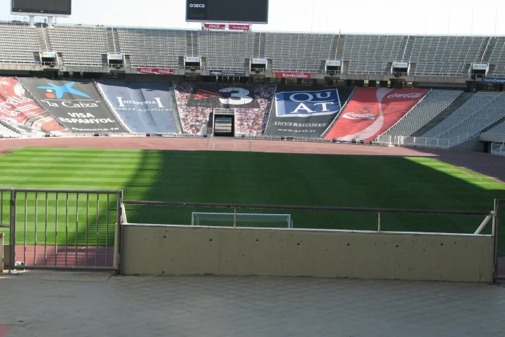 La pista de atletismo y el césped del Estadio Olímpico, rodeados de sus grandes gradas