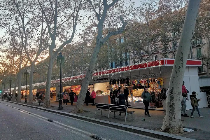 Die Stände der Fira de Reis unter den Platanen der Gran Via de les Corts Catalanes