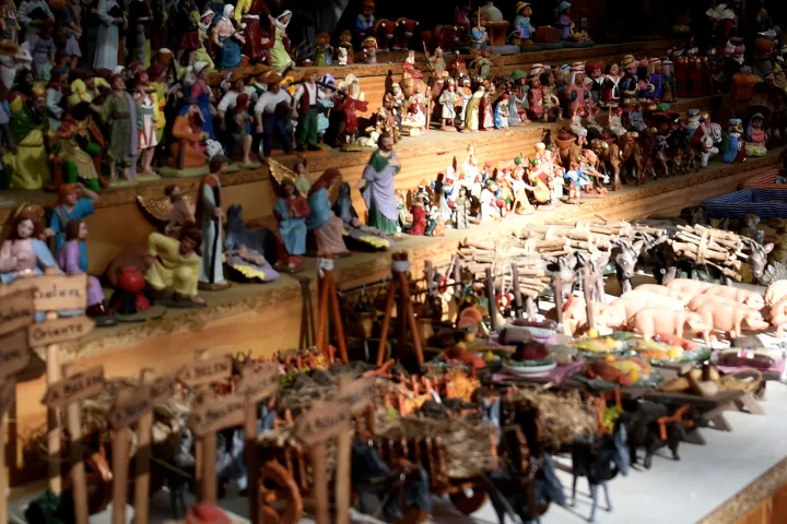 Katalanische Krippenfiguren, die auf dem Stand der Fira de Nadal ausgestellt sind