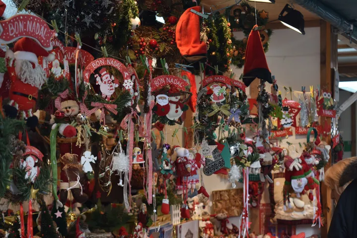 Ein Stand auf der Fira de Nadal voller Weihnachtskugeln, Girlanden und Kränze