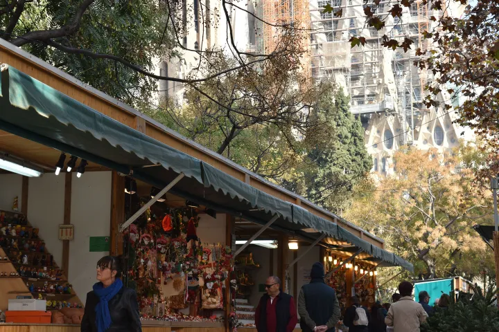 Die Holzstände des Weihnachtsmarkts vor den Türmen der Sagrada Família