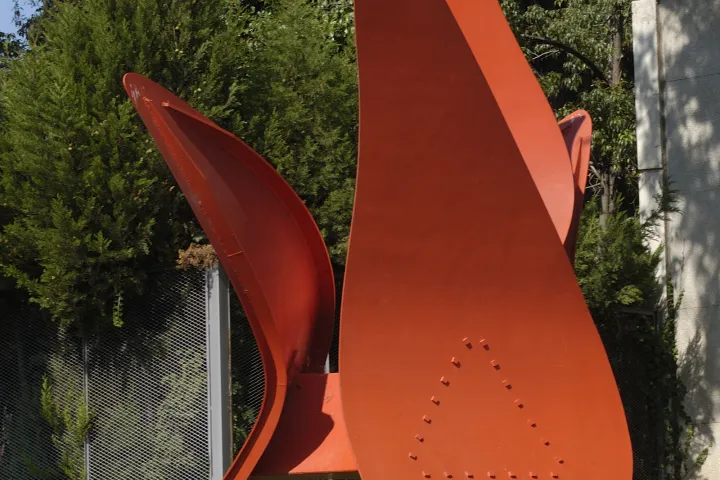 Fundación Joan Miró: Obra de Joan Miró en el exterior frente a la entrada del edificio