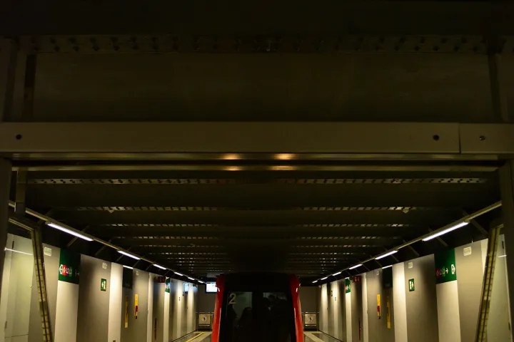 Um trem do funicular de Montjuïc chega à estação em Paral·lel