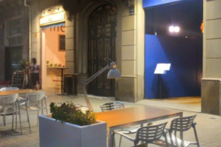 Terrace of Gatblau in front of the restaurant window, featuring planters and chairs.