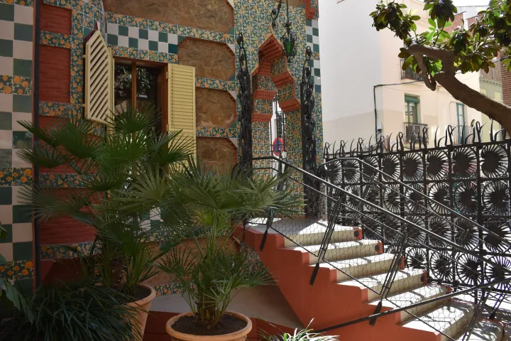 La facciata della Casa Vicens, le sue ceramiche verdi e bianche e i suoi motivi orientalizzanti