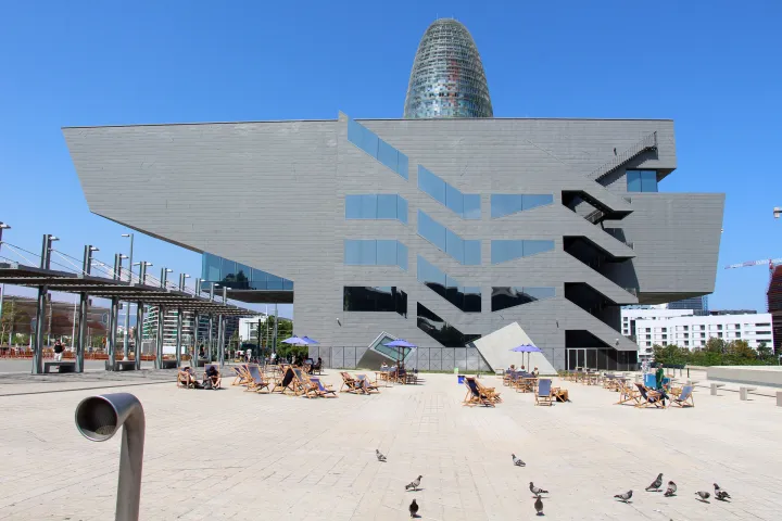 El edificio del Disseny Hub en la Plaça de les Glòries, con la Torre Glòries detrás