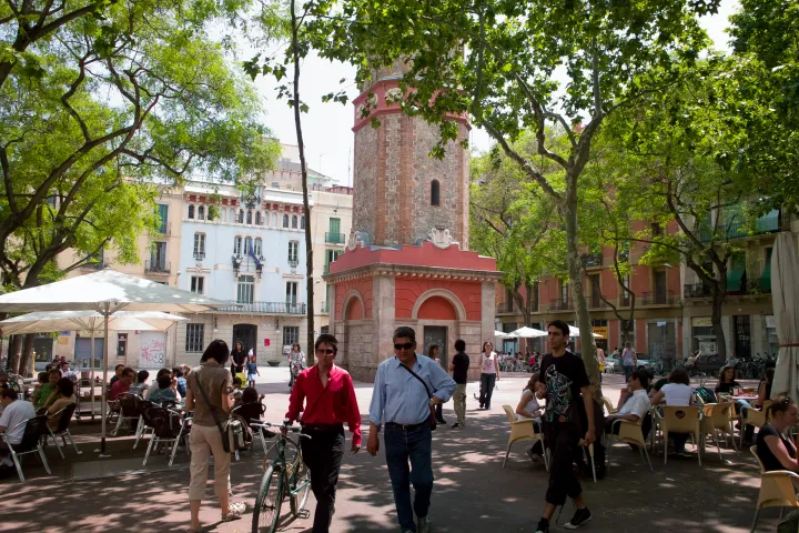 Le terrazze ombreggiate della Plaça de la Vila de Gràcia e la sua torre dell'orologio