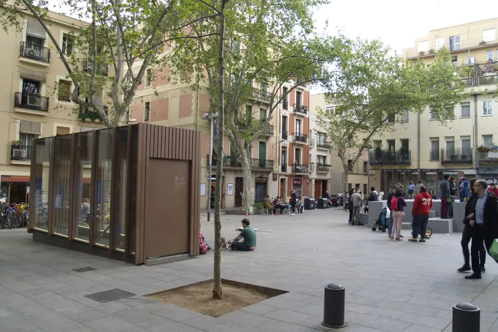 La Plaça del Diamant, i suoi alberi e l'accesso al vecchio rifugio antiaereo, nella Vila de Gràcia