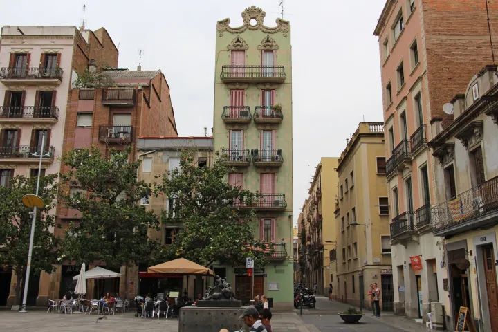Le terrazze della Plaça del Sol ai piedi delle facciate colorate di Gràcia