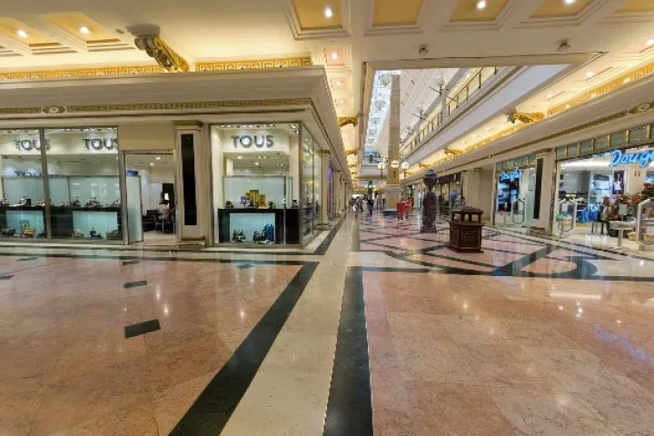 Galería del centro Gran Via 2 con sus escaparates y su techo iluminado.