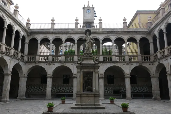 Il cortile a due piani con arcate della Casa de Convalescència, sede dell'Istituto di Studi Catalani