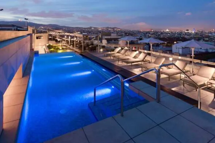 Die Terrasse des Rooftops InterContinental Barcelona in Barcelona.
