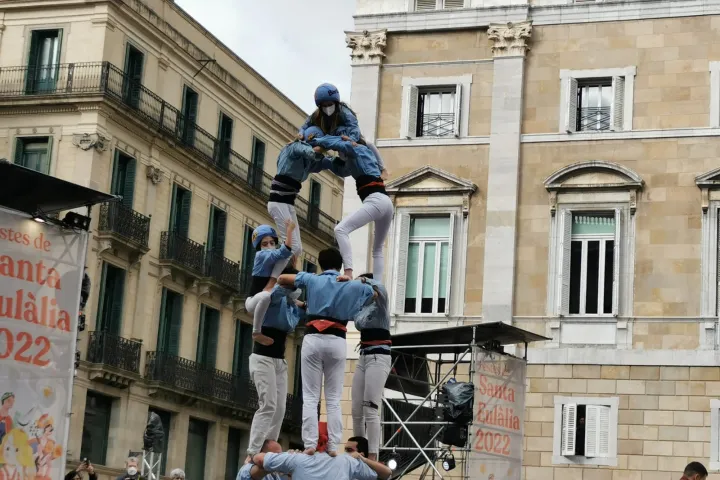 Castellers che costruiscono un castello umano sulla Plaça Sant Jaume davanti alla facciata del Palau de la Generalitat, durante le feste di Santa Eulàlia