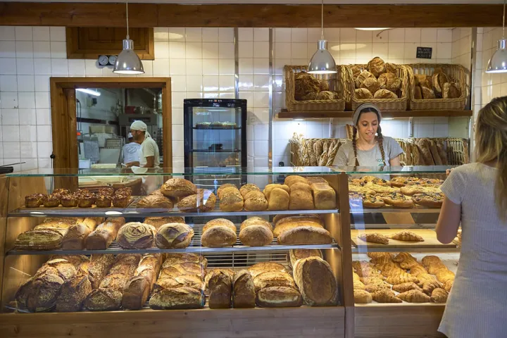 Vitrina de panes y bollería de La Fabrique, frente a las panaderas.