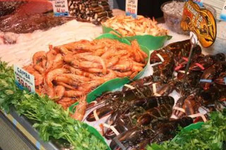 Display of shrimp and shellfish presented on ice at La Paradeta.