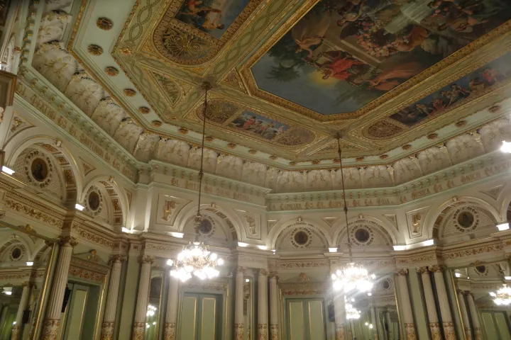 Le Salon des Miroirs du Liceu, son plafond peint, ses lustres et les miroirs encadrés de colonnes le long des murs