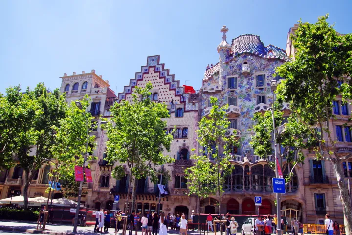 Las fachadas vecinas de la Casa Lleó Morera, la Casa Amatller y la Casa Batlló en el Passeig de Gràcia