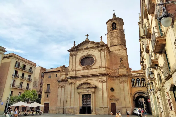 La fachada de la basílica de la Mercè vista desde la plaza, con su campanario y su frontón