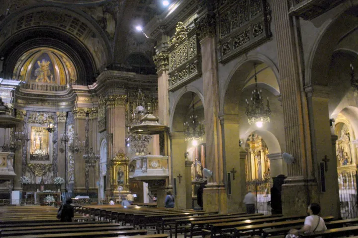 La nave única de la basílica de la Mercè, sus capillas laterales y su altar mayor barroco