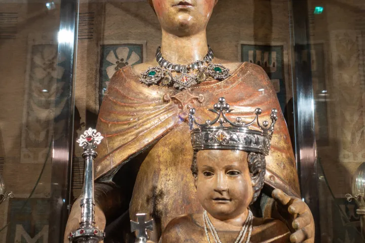 La estatua gótica de la Mare de Déu de la Mercè, coronada y llevando al Niño