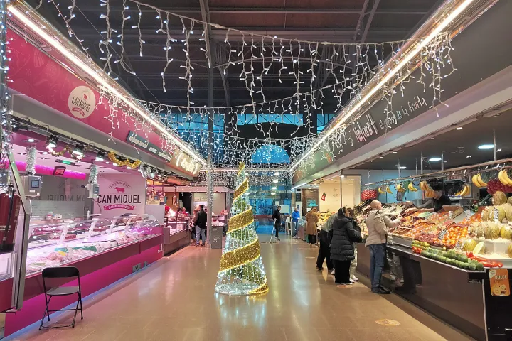 Die Gänge des Mercat del Ninot, gesäumt von Metzgerei- und Obst- und Gemüseständen