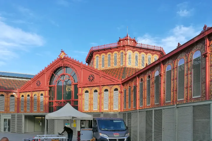 Die Eisen- und Ziegelfassade des Mercat de Sant Antoni nach der Restaurierung