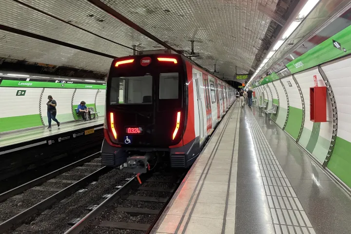 Un train de la ligne verte L3 quitte la station de métro Lesseps, aux murs carrelés de vert
