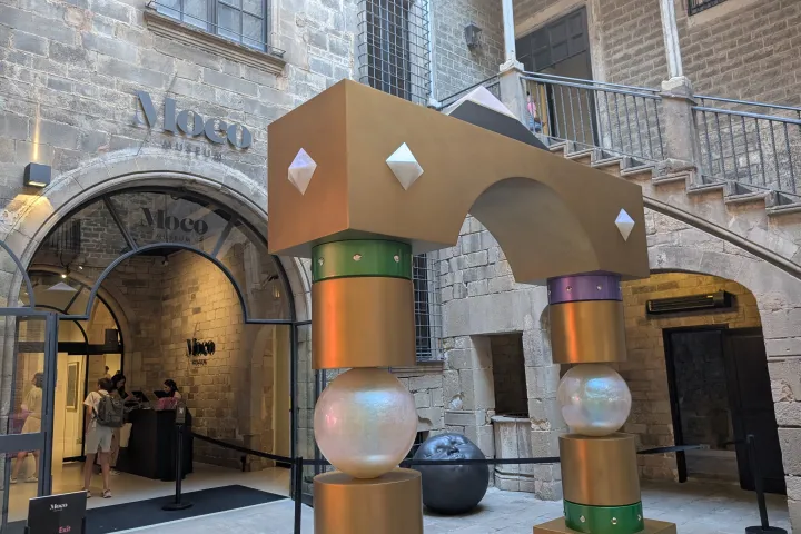 MOCO Barcelona - Entrada y su escultura monumental