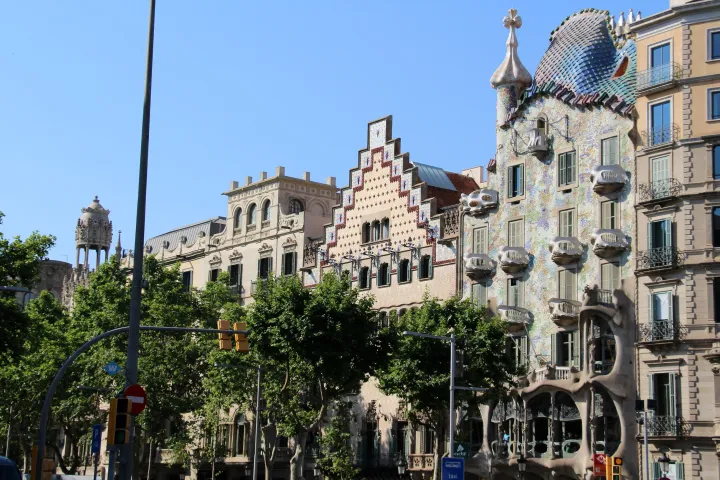 Die Fassaden der Casa Amatller und der Casa Batlló vom Passeig de Gràcia aus gesehen, zwischen den Platanen