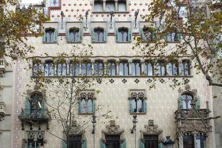 Die Treppengiebelfassade der Casa Amatller von Puig i Cadafalch am Passeig de Gràcia