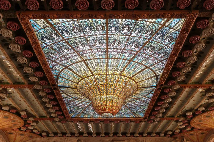 Das umgekehrte polychrome Glasfenster des Palau de la Música Catalana, umgeben von Keramikrosen
