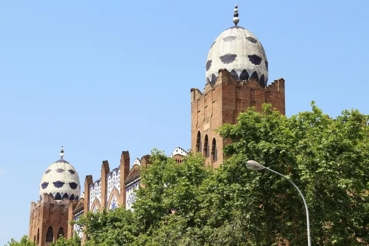 Las torres de esquina de La Monumental y sus cúpulas de cerámica con escamas blancas y azules