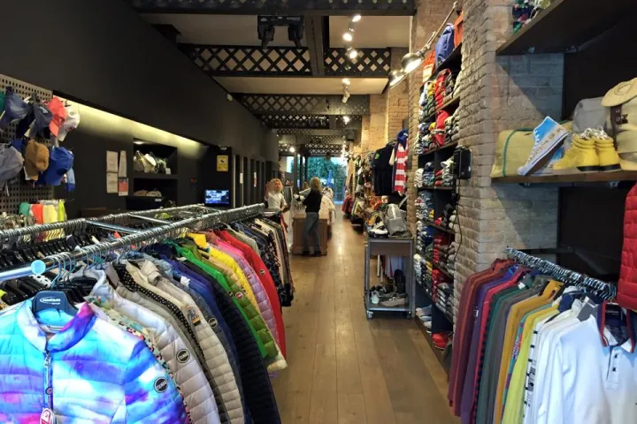 Percheros de ropa y estanterías de zapatos en Montana Outlet.