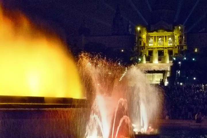 Os jatos iluminados da Fonte Mágica de Montjuïc, com o Palau Nacional iluminado ao fundo