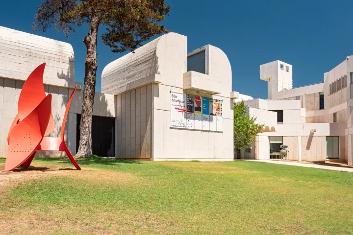 O edifício branco da Fundação Joan Miró, desenhado por Josep Lluís Sert, com uma escultura vermelha no gramado