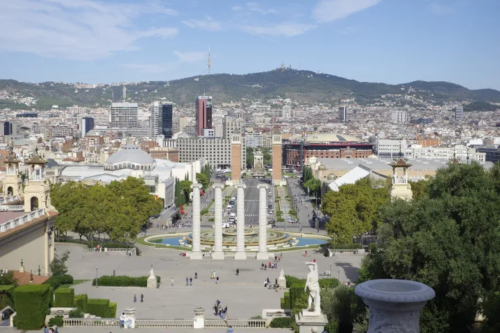 Panorama de Barcelona a partir do mirante do Palau Nacional: quatro colunas, fonte, torres venezianas e Tibidabo