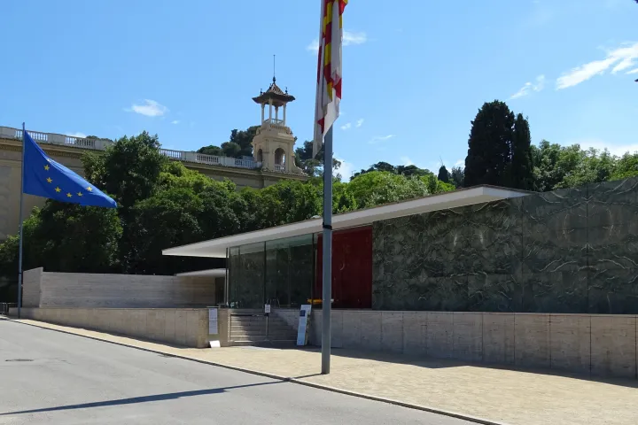 O Pavilhão de Barcelona de Mies van der Rohe, seu teto plano, suas paredes de mármore e sua piscina