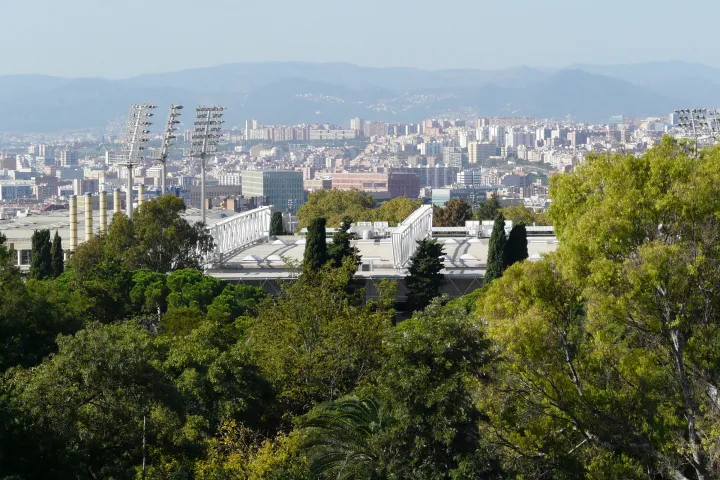 As Piscinas Bernat Picornell vistas das arquibancadas do Estádio Olímpico, com Barcelona ao fundo