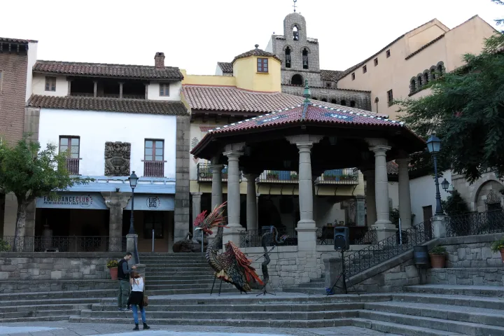 A Plaça Major do Poble Espanyol, seu coreto e suas fachadas inspiradas em vilarejos espanhóis