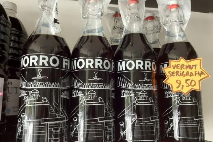 Morro Fi Vermouthflaschen mit Bügelverschluss und schwarzen Etiketten.