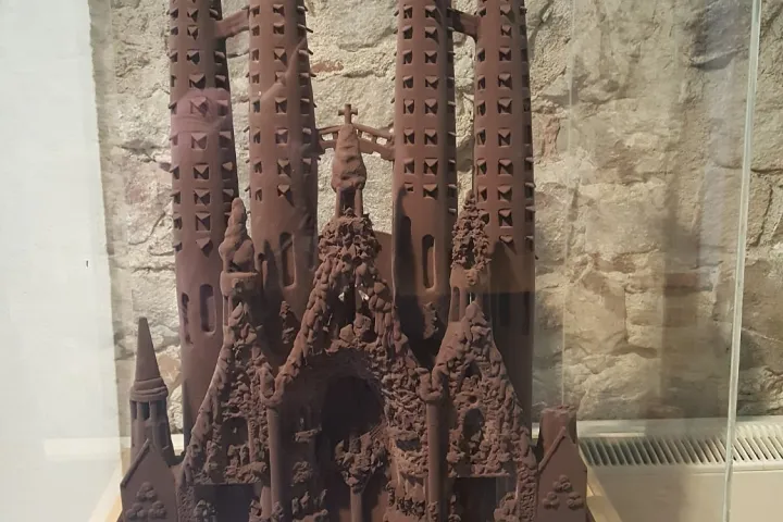 Una reproducción de la fachada de la Sagrada Família esculpida en chocolate, presentada en una vitrina