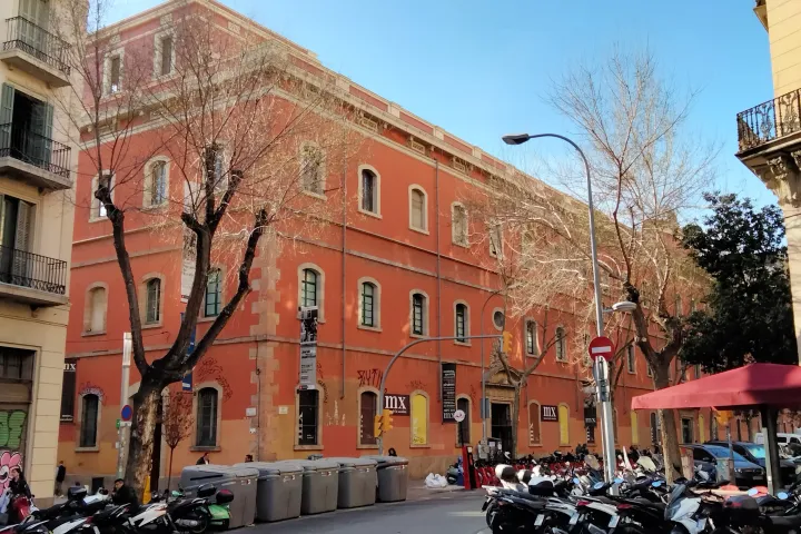 El edificio rojo del antiguo convento de Sant Agustí, que alberga el Museo del Chocolate, en la esquina de la calle Comerç